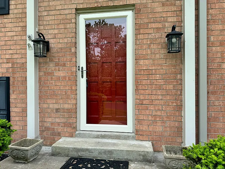 214 London Ln — Photo 3