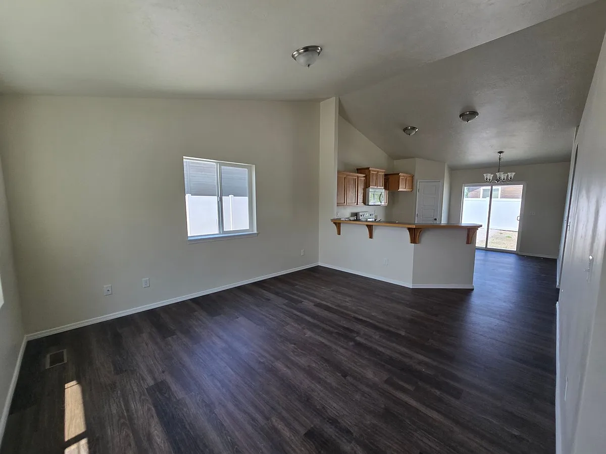 Building Photo - 649 Clinton Dr
