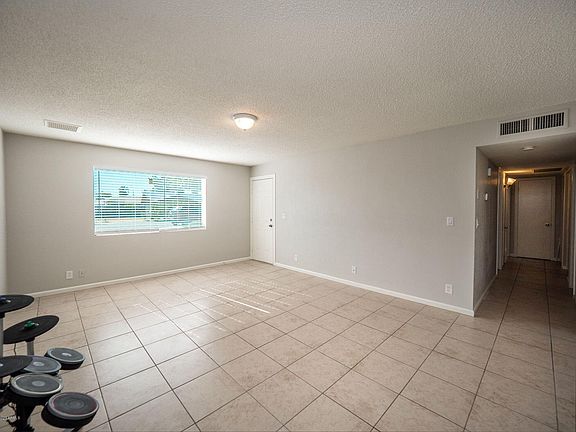 3rd image of 702 E 7th Dr