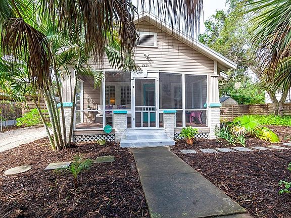 3rd image of 2825 W Tamiami Cir