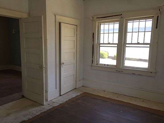 4th image of 1002 E Cypress St