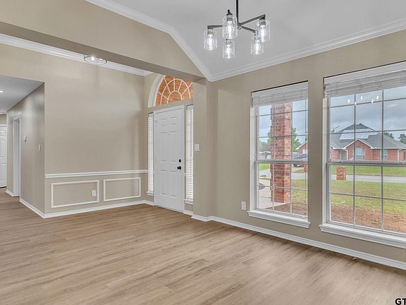 4th image of 818 Greenwood Cir