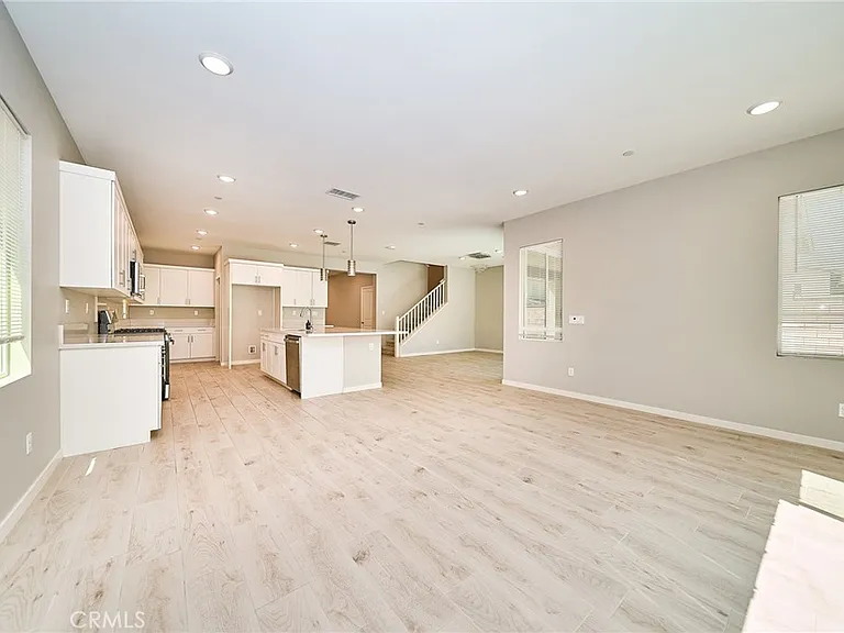 2622 E Embry Ln — Photo 3