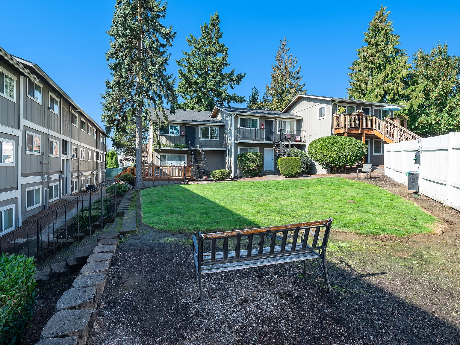 Crestwood Court Apartments — Photo 4