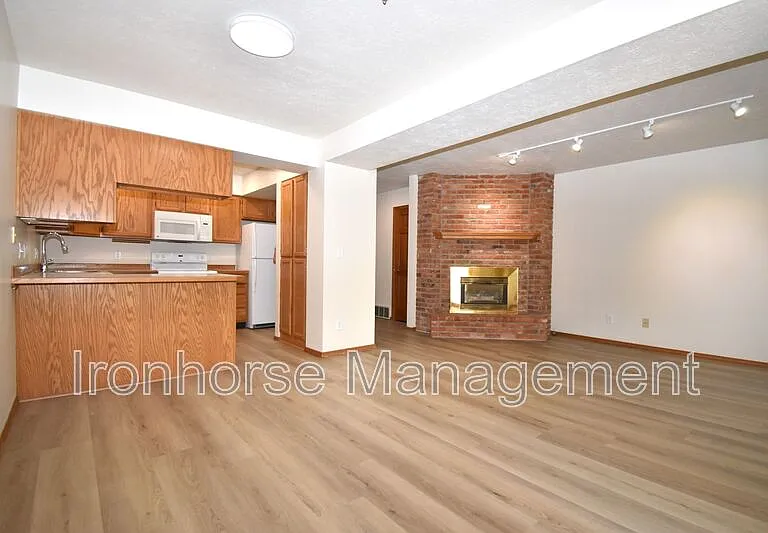 1712 W Olive St #46 — Photo 8