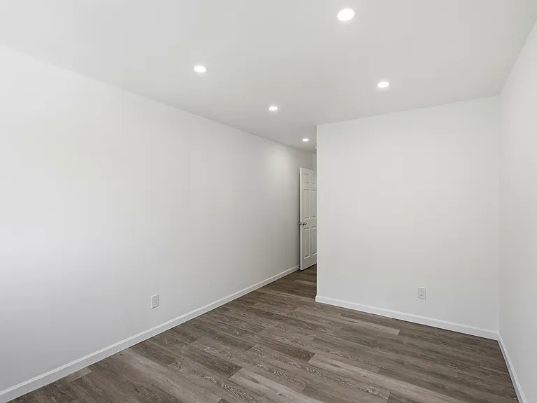 444 Merritt Ave #202 — Photo 15