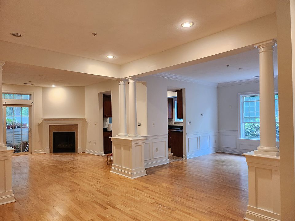 Open concept - Living area, dining and library