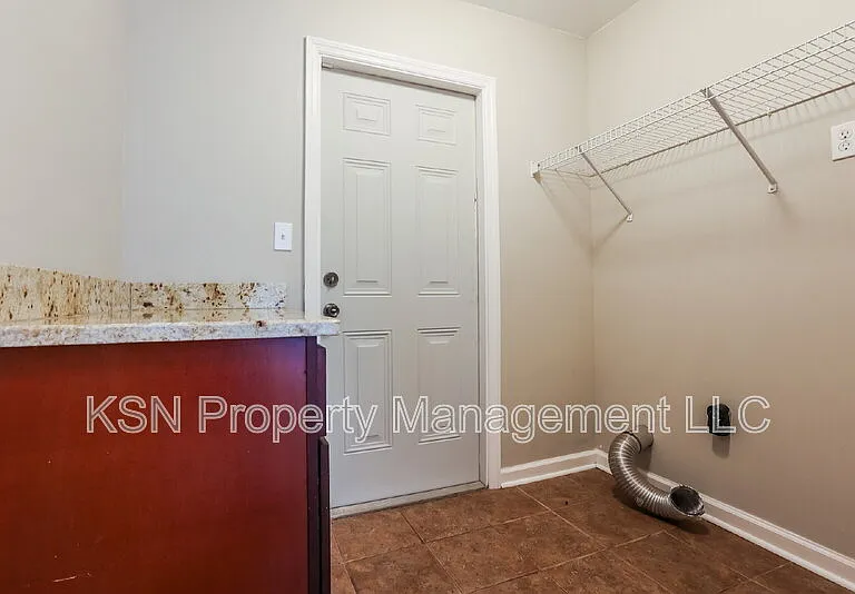503 W Tietgen St — Photo 5
