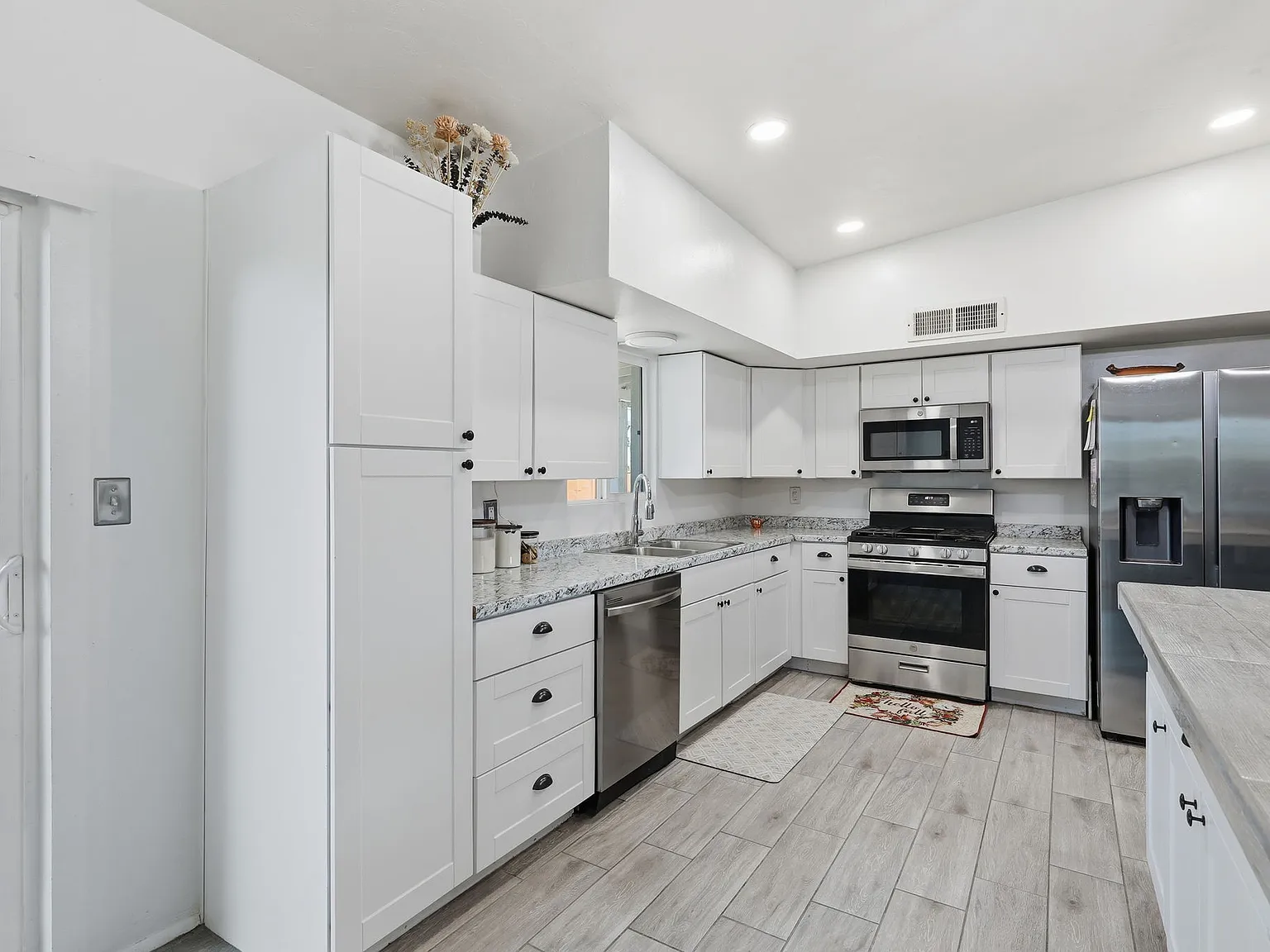 3 bed, 1194 sqft, $2,050 — Photo 3