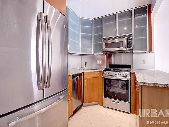 3rd image of 10 W 74th St APT 7G