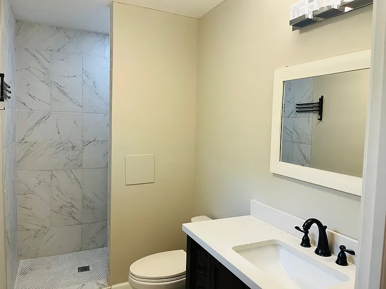 147 N Lake Dr — Photo 35