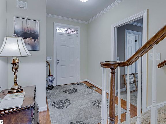 2nd image of 203 Greenview Cir