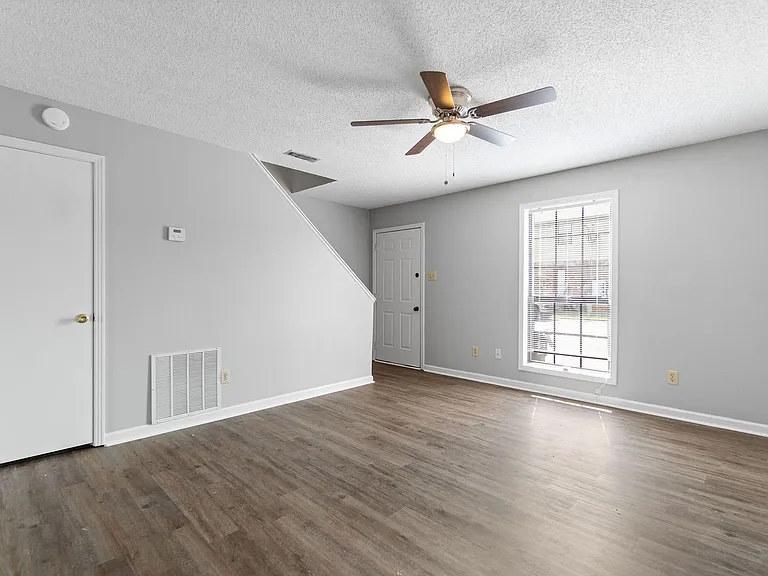 121 Stephanie Dr — Photo 4