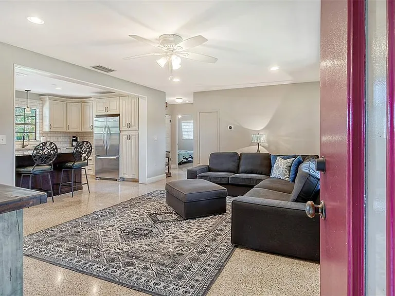 2309 Lynn St — Photo 3