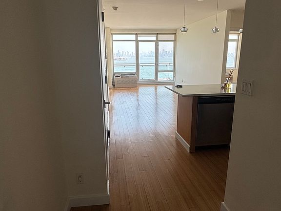 3rd image of 224 Richmond Ter APT 8B