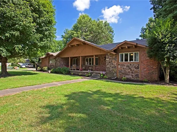 916 S 19th St, Rogers, AR 72758