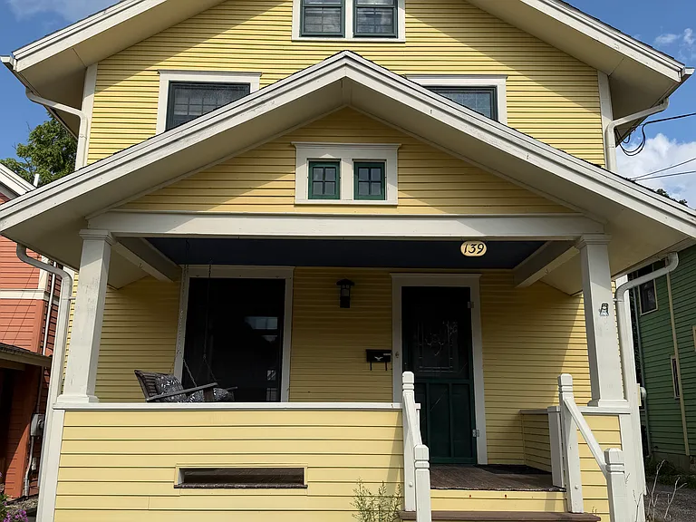 139 Leslie St — Photo 2
