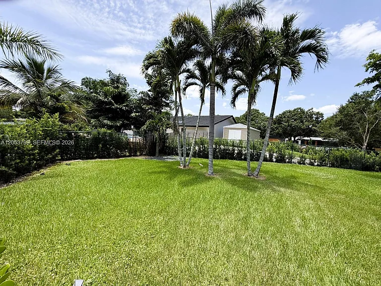 10950 SW 40th Ct — Photo 32