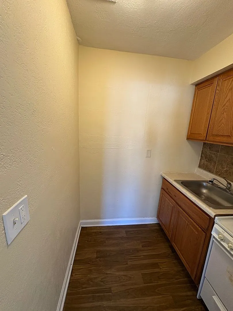 2130 Auburn St — Photo 3