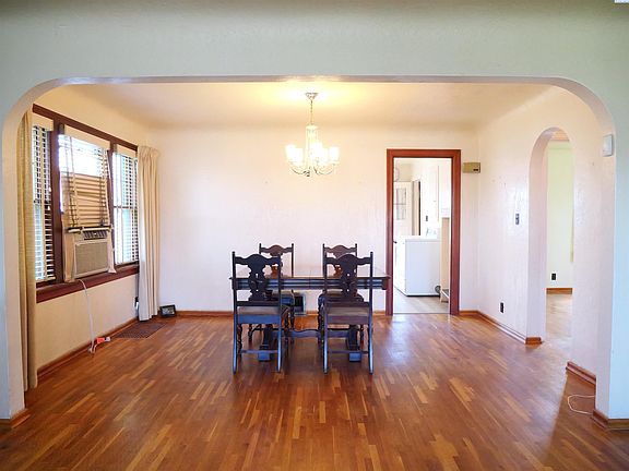 4th image of 2712 Clinton Way