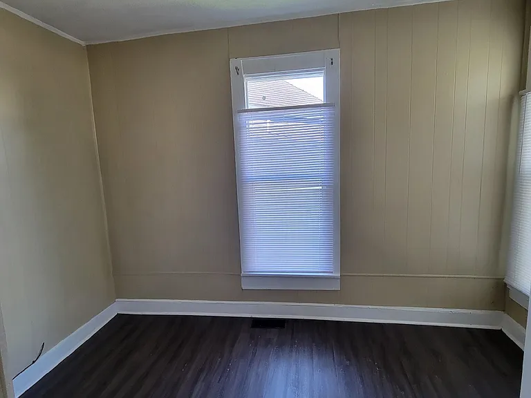 915 Marion Ave — Photo 6