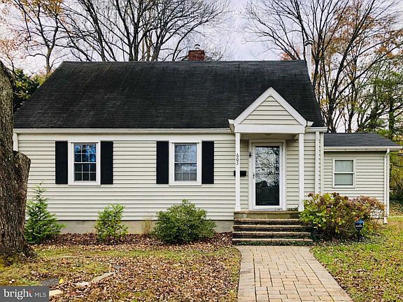 2nd image of 605 Jackson St
