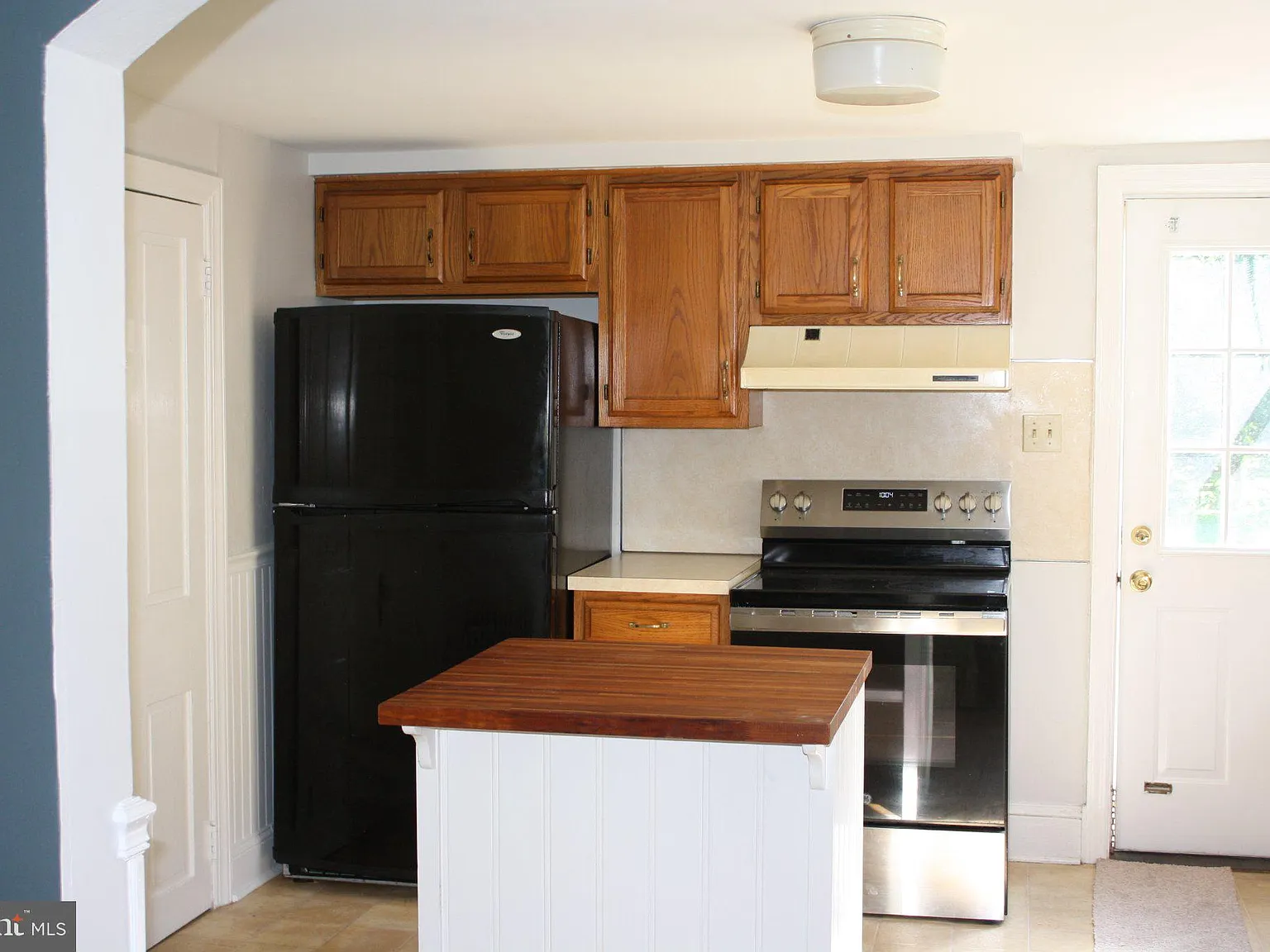 3 bed, 1.0 bath, 1344 sqft, $2,300 — Photo 3