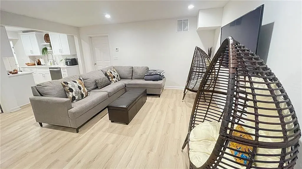 2 bed, 1.0 bath, 4323 sqft, $1,650 — Photo 3