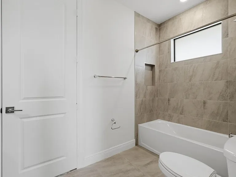 11760 Bayview Cir — Photo 44