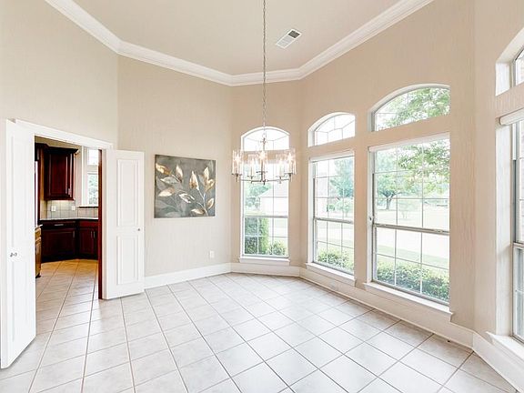 5th image of 691 Glenwood Cir