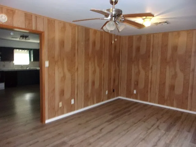 3 bed, 1.0 bath, 1350 sqft, $1,550 — Photo 2
