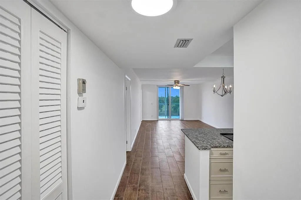 2 bed, 2.0 bath, 1050 sqft, $1,950 — Photo 4