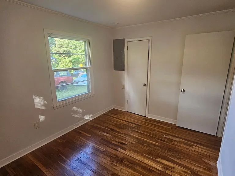 1305 N Barton St — Photo 6