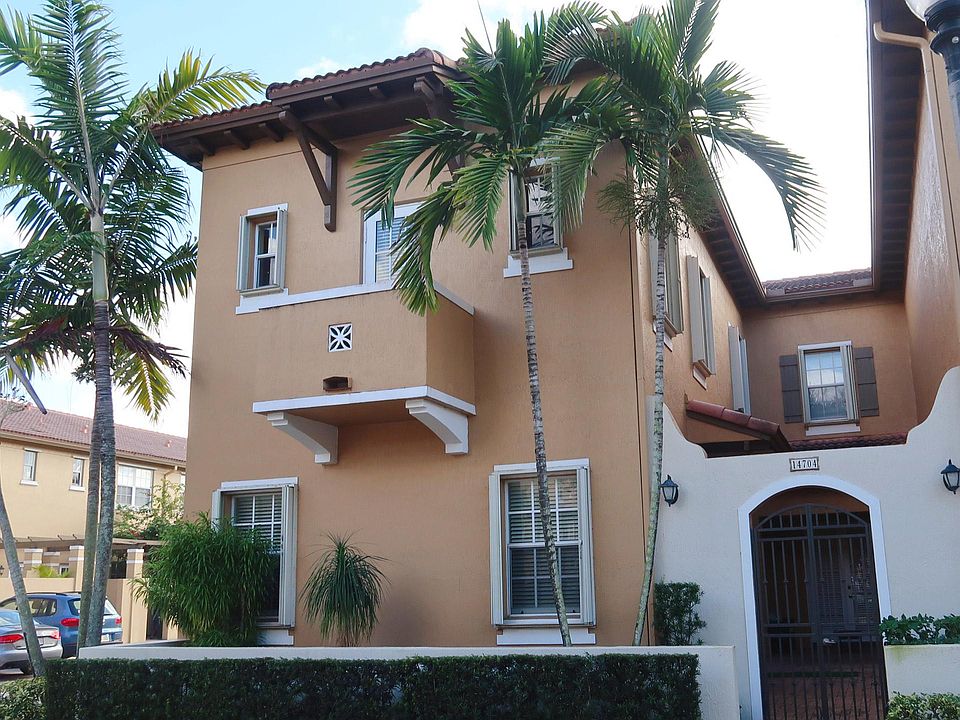Corner unit with gated front yard