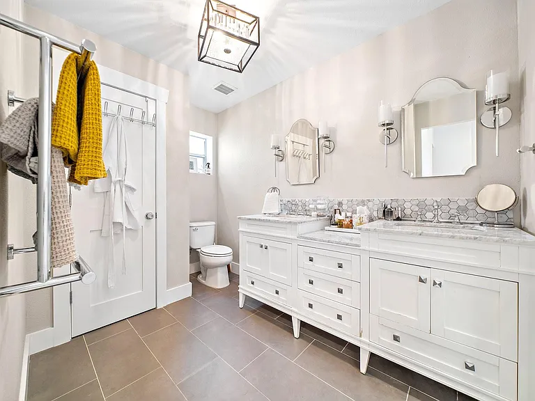 705 Usener St #B — Photo 12