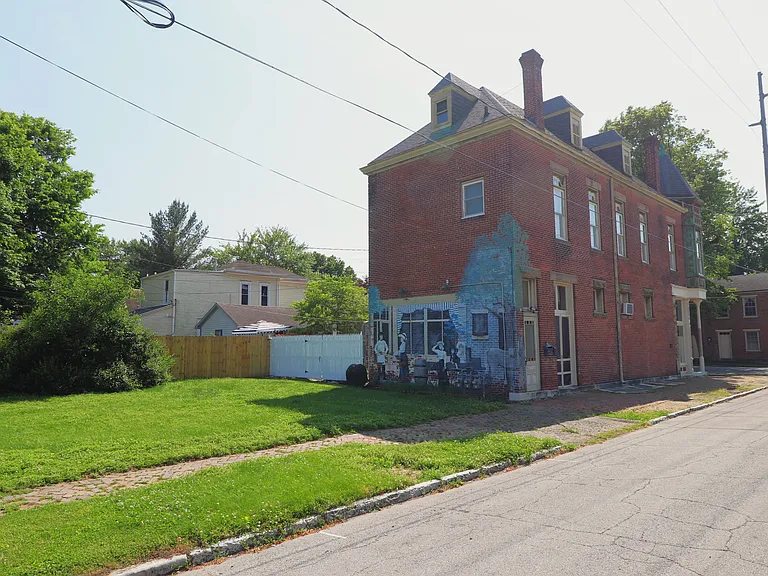Historic Apartment Building — Photo 8