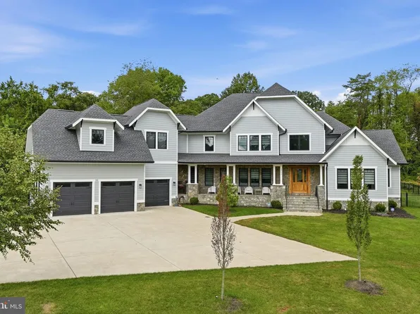 5532 Summit St, Centreville, VA 20120