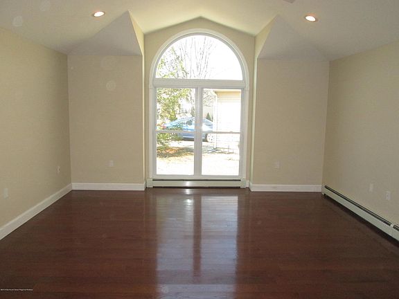 5th image of 18 Thronbury Ct