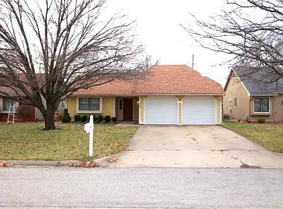 2463  Brookside Dr Lawrence, KS listing photo #2