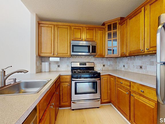 2nd image of 10 Glenview Dr #10