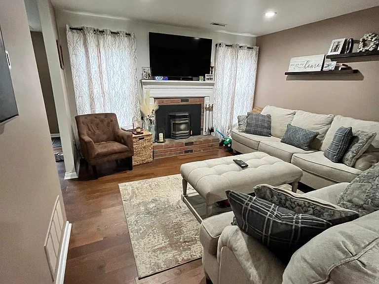 121 Garrison Ct — Photo 3