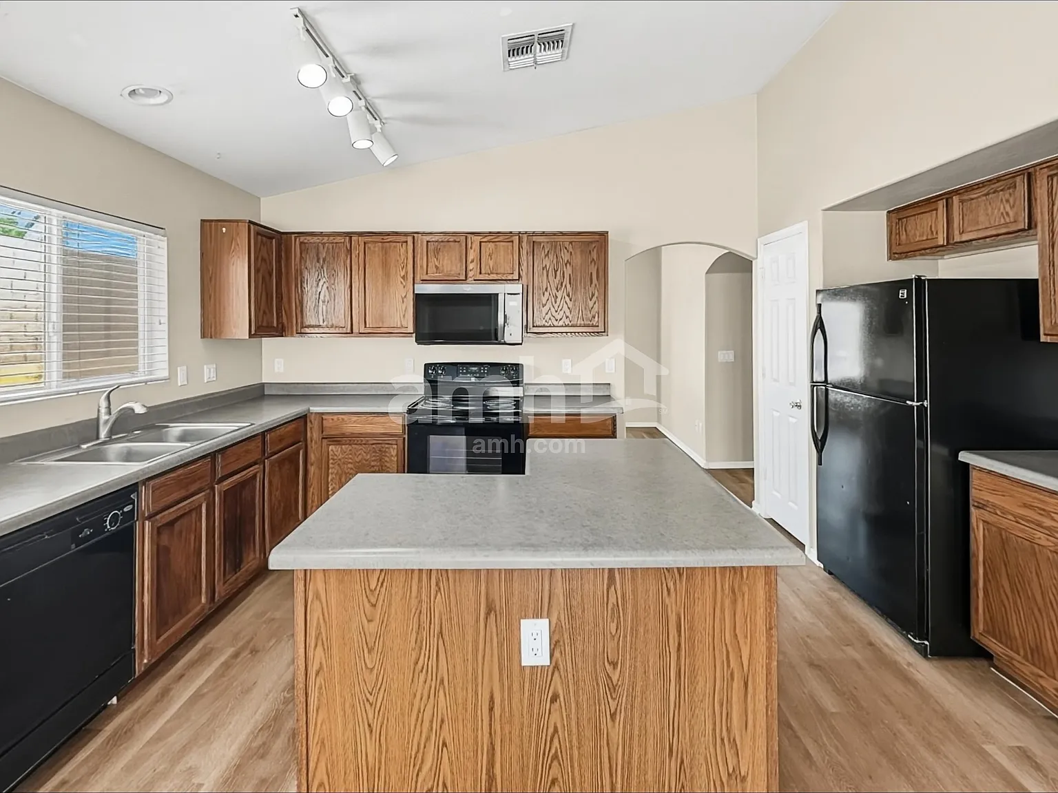 3 bed, 2.0 bath, 1238 sqft, $1,775 — Photo 2