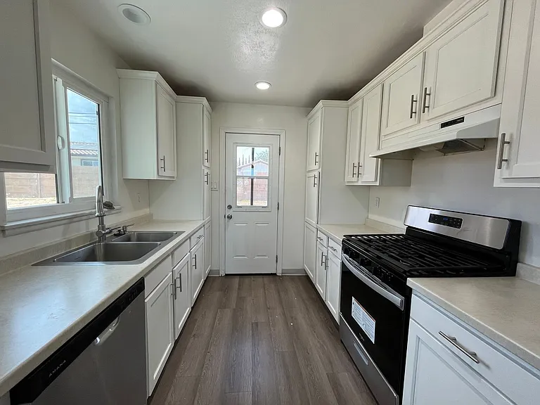 12728 Linnell Ave — Photo 5