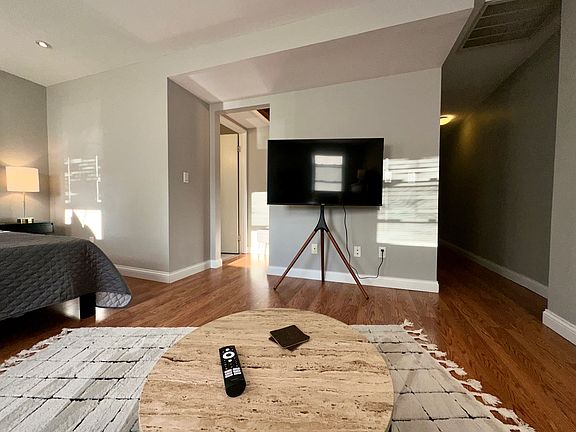 4th image of 1618 Hughes St APT 1