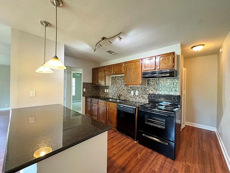 600 Seminole Rd — Photo 10