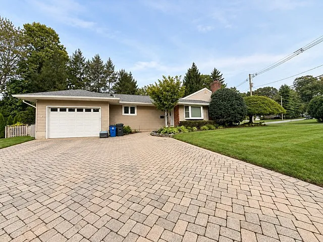 5 bed, 2.5 bath, 2296 sqft, $6,500 — Photo 1