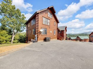 2835 White Oak Ridge Ln, Pigeon Forge, TN 37862