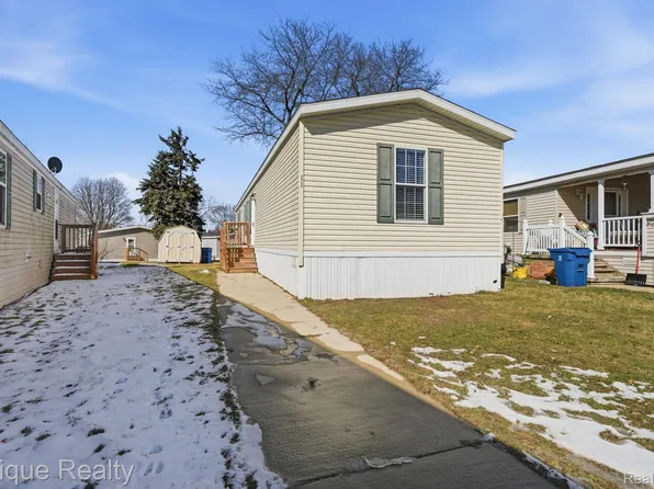 11 E Legrand St, Howell, MI 48843