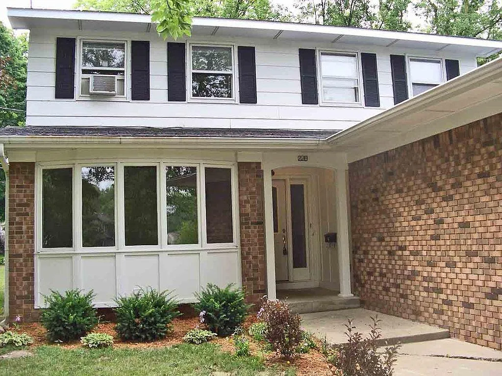 4 bed, 2.5 bath, 2000 sqft, $3,000 — Photo 2