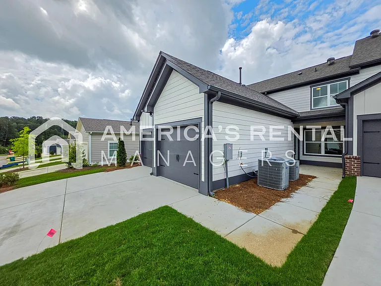 1017 Grand River Blvd W — Photo 40